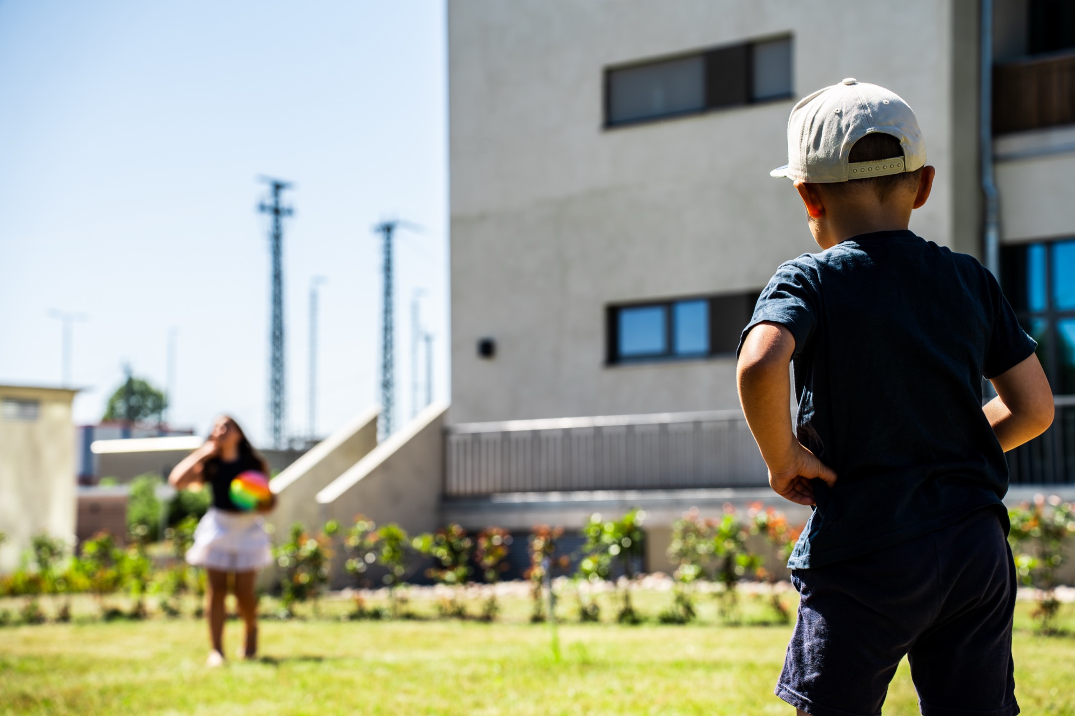 Kinder spielen vor dem Gebäude