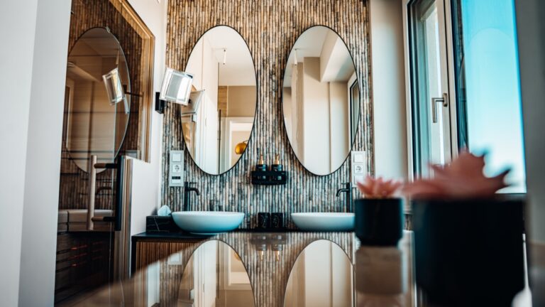 Badezimmer mit zwei Waschbecken und Sauna