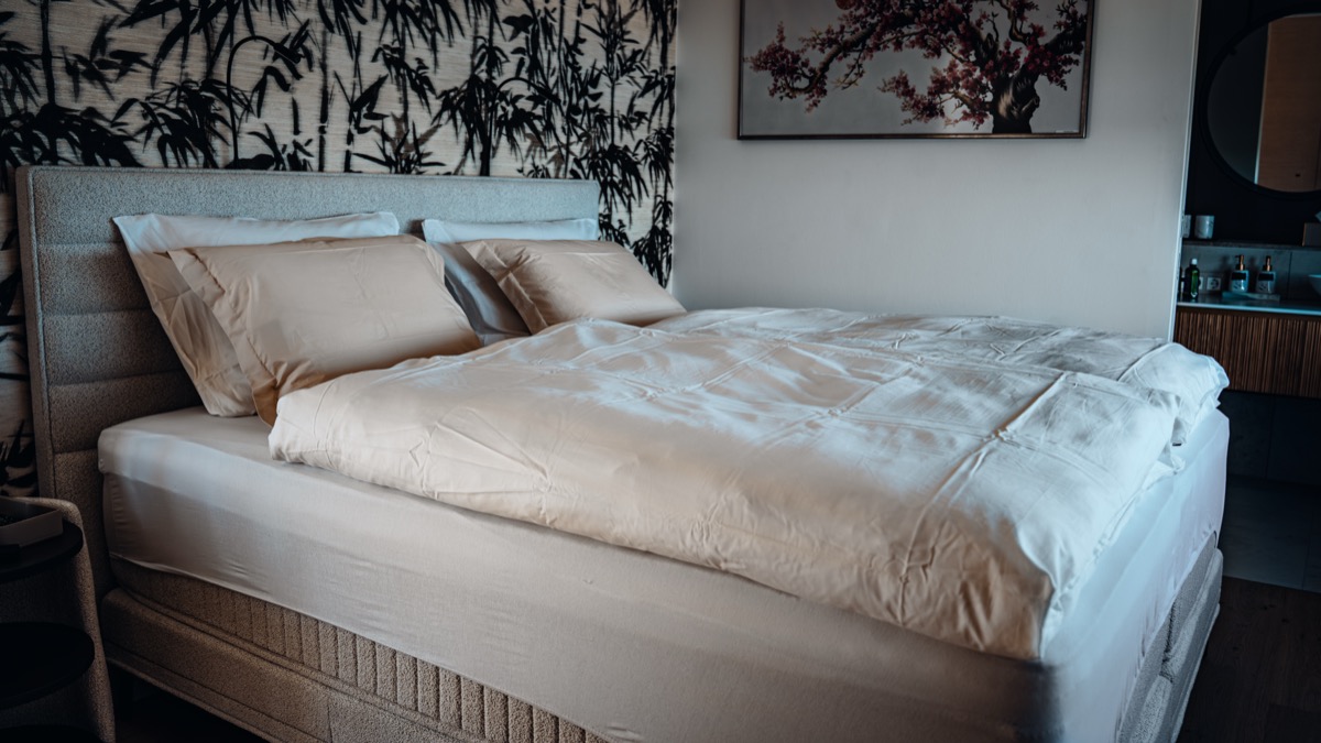 Schlafzimmer mit direktem Zugang zum Badezimmer