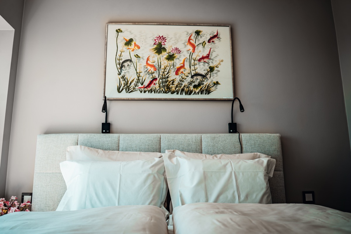 Schlafzimmer mit Kunst an der Wand