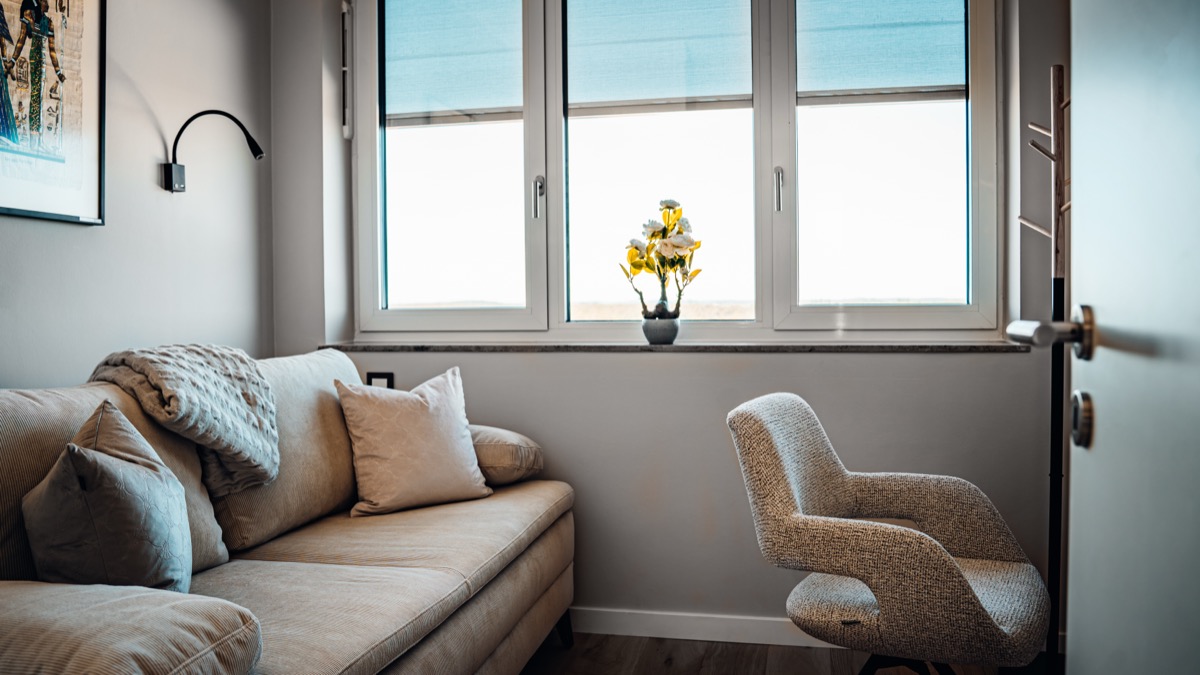 Arbeitszimmer mit Schlafcouch