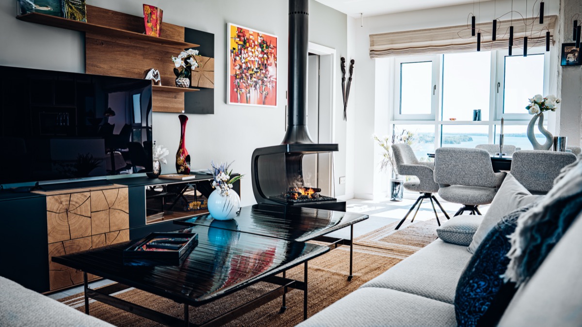 Modernes Wohnzimmer mit TV