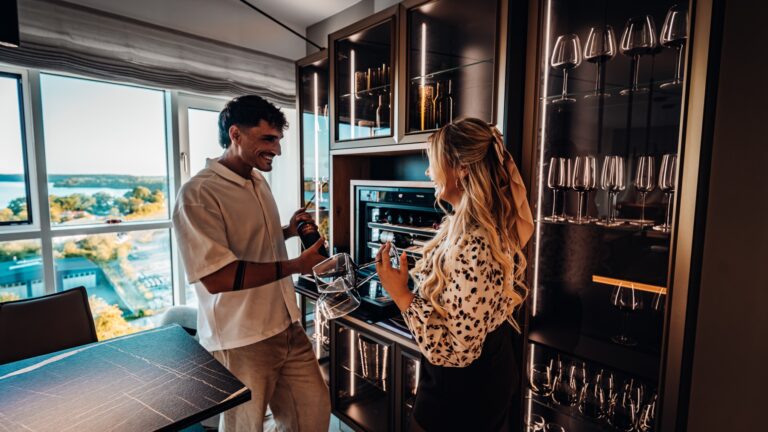 Weinkühlschrank und Weingläser